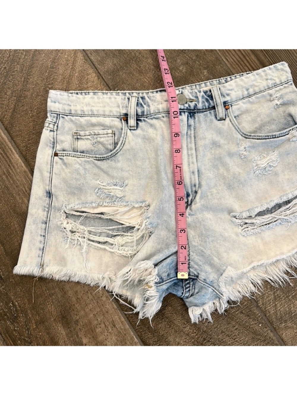 BlankNYC Wedge Distressed Denim Shorts Size 29 High Rise Raw Hem Festival - Picture 11 of 13